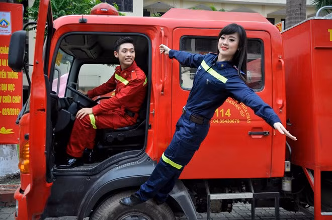 Tối 24/8 tới, 12 cặp đẹp nhất Đại học Phòng cháy Chữa cháy bước vào đêm thi chung kết để chọn ra đôi đoạt giải nhất "Hội thi Sinh viên Thanh lịch, Tài năng" năm 2016. Trong ảnh, Hoàng Hải Thu (21 tuổi) và Trịnh Xuân Bút (19 tuổi) là cặp thí sinh xuất sắc vượt qua vòng loại của cuộc thi, trở thành ứng viên trong đêm chung kết lần thứ ba.