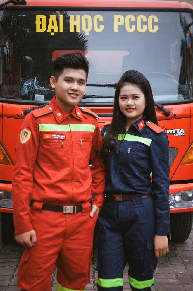 Đinh Thị Mận (20 tuổi) và Trần Hữu Long (19 tuổi), cặp chị em nhận được nhiều sự ủng hộ của sinh viên trong trường. Cả hai đều giỏi hát, nhảy và có cùng sở thích ăn uống.