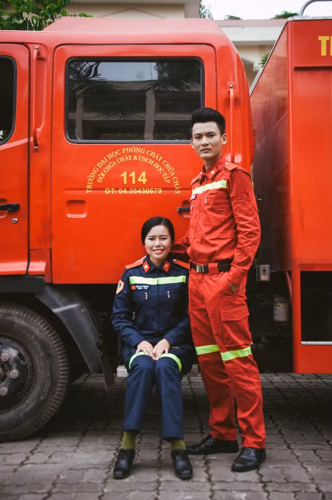 Naly Lathsy Ma (25 tuổi), cô gái dân tộc sở hữu nụ cười duyên dáng, đồng hành cùng Ngô Hữu Hạnh (19 tuổi). Đôi chị em này thu hút sự chú ý của các bạn trẻ trong đồng phục phòng cháy chữa cháy.