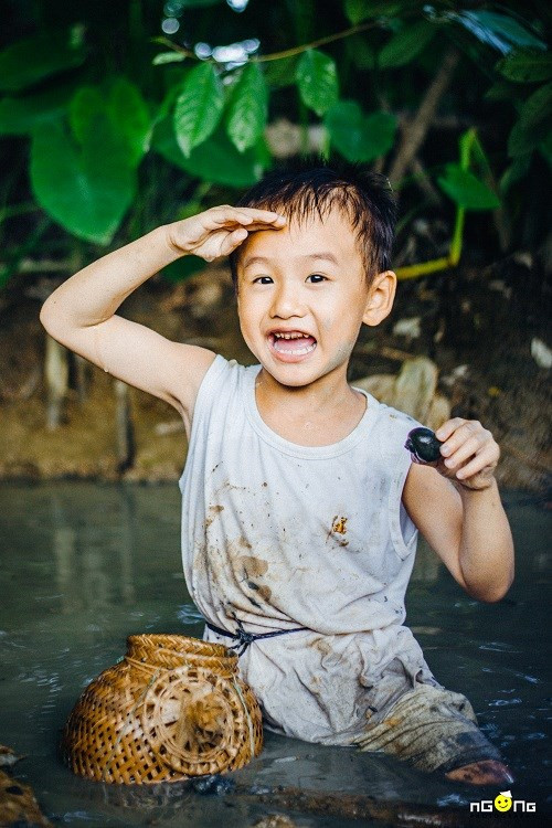 Để khơi lại ký ức tuổi thơ, tác giả lựa chọn tông màu rất đậm chất Nam Bộ chất phát với màu xanh mướt của cây cỏ và màu phèn của bộ ảnh gợi đến vùng đất miền Tây.