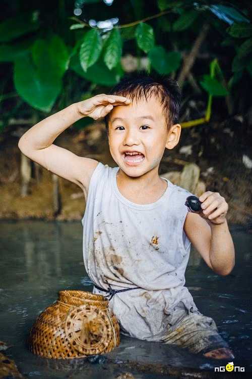 Để khơi lại ký ức tuổi thơ, tác giả lựa chọn tông màu rất đậm chất Nam Bộ chất phát với màu xanh mướt của cây cỏ và màu phèn của bộ ảnh gợi đến vùng đất miền Tây.