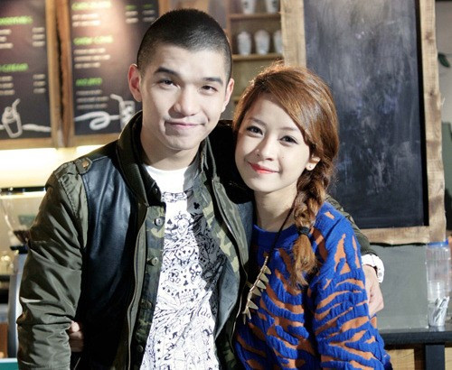 Năm 2010, Chi Pu - Cường Seven là một trong những cặp hot teen nổi tiếng nhất Hà thành. Cả hai đến với nhau nhờ tin nhắn làm quen trên Facebook của chàng dancer. Thường xuyên xuất hiện trong các sự kiện, MV và nhiều hợp đồng quảng cáo, nhưng sau 3 năm gắn bó, đôi trẻ cũng tuyên bố đường ai nấy đi. Ảnh: FBNV.