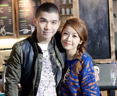 Năm 2010, Chi Pu - Cường Seven là một trong những cặp hot teen nổi tiếng nhất Hà thành. Cả hai đến với nhau nhờ tin nhắn làm quen trên Facebook của chàng dancer. Thường xuyên xuất hiện trong các sự kiện, MV và nhiều hợp đồng quảng cáo, nhưng sau 3 năm gắn bó, đôi trẻ cũng tuyên bố đường ai nấy đi. Ảnh: FBNV.