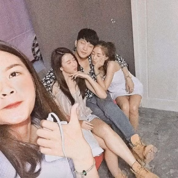 Cách đây không lâu, Quỳnh Anh Shyn và B Trần lại chụp chung với nhau. Trong đó B Trần đã khoác tay lên vai Quỳnh Anh Shyn và Sa lim. Tuy nhiên điều đáng chú ý là B Trần và Quỳnh Anh Shyn lại mang giày đôi.