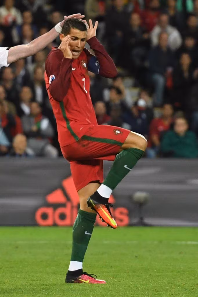 Phát hoảng khi bị sờ đầu từ phía sau.