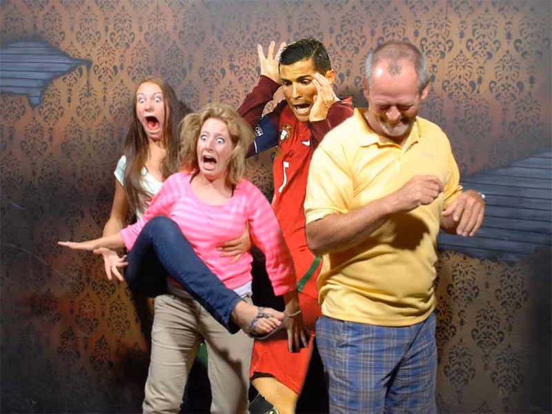 Xanh mặt khi xem phim ma.