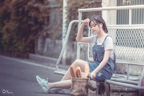 Theo tìm hiểu, cô gái bán bánh mỳ xinh đẹp trong bộ ảnh gây sốt tên thật là Lê Nguyễn Khánh Linh (sinh năm 1999, quê Lào Cai).