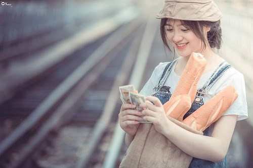 Được biết, bộ ảnh lấy bối cảnh tại Cửa khẩu quốc tế Lào Cai. Hình ảnh cô gái bên đường ray dễ thương và được dân mạng nhìn mặt đặt tên " hot girl bán bánh mỳ".