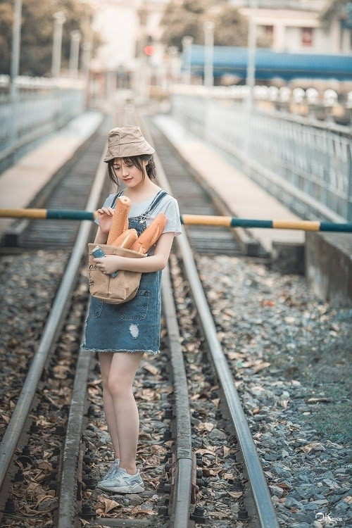 Khác với những cô bán bánh mỳ dạo thường thấy, ăn mặc giản dị mộc mạc và gương mặt luôn phảng phất chút lo sợ, mệt mỏi vì cuộc sống mưu sinh. Trong bộ ảnh này, 9X xinh đẹp lại hóa thân thành cô gái tay ôm ổ bánh rất đỗi hồn nhiên, khuôn mặt tươi tắn rạng ngời không chút âu lo.