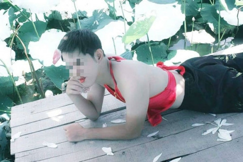 Danh tính của chàng trai này vẫn còn là một ẩn số thế nhưng việc nam thanh niên chụp ảnh bên sen đã tiếp tục nhận được rất nhiều bình luận phản ứng gay gắt từ người dùng mạng. Đa phần đều cho rằng hình ảnh này rất phản cảm và cho rằng thanh niên này thích câu like. Tuy nhiên, bên cạnh đó cũng có một số ý kiến cho rằng họ chụp vậy chỉ để giải trí vì ai cũng có quyền tự do cá nhân riêng.