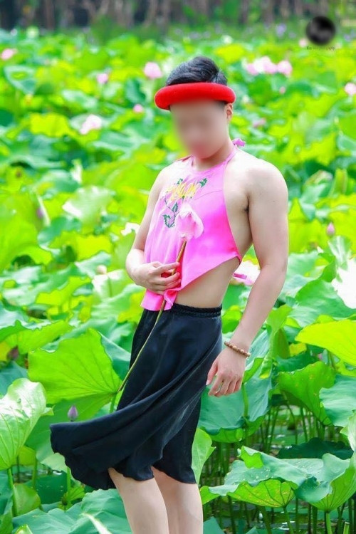 Thiết nghĩ, việc chụp ảnh và lựa chọn trang phục chụp ảnh là quyền của mỗi người. Thế nhưng, mặc thế nào cho đúng thuần phong, không phản cảm lại là vấn đề cần phải được cân nhắc. Bởi khi chụp ảnh với hoa sen - loài hoa được coi là biểu tượng quốc hoa Việt Nam, mà có những hành động như trên sẽ khiến người xem “nhức mắt”, phản đối.