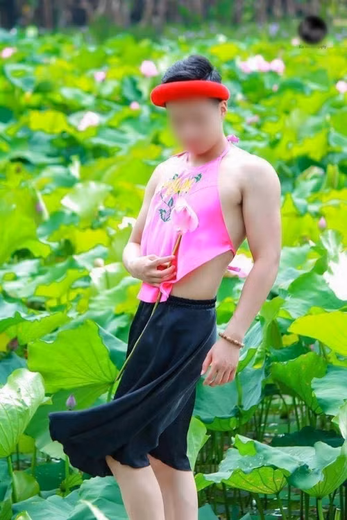 Thiết nghĩ, việc chụp ảnh và lựa chọn trang phục chụp ảnh là quyền của mỗi người. Thế nhưng, mặc thế nào cho đúng thuần phong, không phản cảm lại là vấn đề cần phải được cân nhắc. Bởi khi chụp ảnh với hoa sen - loài hoa được coi là biểu tượng quốc hoa Việt Nam, mà có những hành động như trên sẽ khiến người xem “nhức mắt”, phản đối.