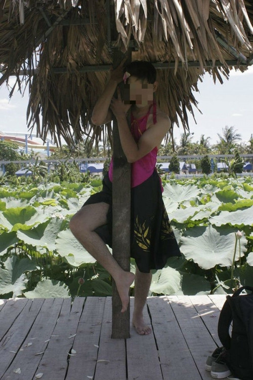 Những tưởng chỉ có hai chàng trai này thì mới đây cư dân mạng lại “khai quật” được một chàng trai cũng diện yếm, trang điểm đậm, và cài hoa trên đầu tạo dáng chụp ảnh bên hoa sen. Thay vì tạo dáng nghệ thuật thì những bức ảnh của chàng trai này bị coi như một thảm họa. Nhiều người cho rằng, nam nhi mặc yếm chụp ảnh bên sen rất phản cảm.