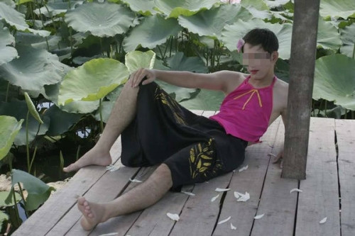 Bộ ảnh chàng trai mặc áo yếm chụp ảnh với hoa sen ở Lạng Giang, Bắc Giang chưa kịp lắng xuống thì một chàng trai ở Quảng Ninh diện yếm đỏ chụp ảnh bên sen khiến nhiều diễn đàn, mạng xã hội sửng sốt.