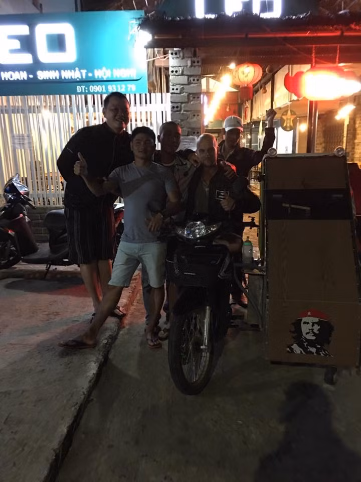 Rất nhiều người tỏ ra ngưỡng mộ phong cách phượt cực chất của anh chàng với những bình luận như "Đây mới là phượt nè", "Phượt thủ đích thực là đây. Xe đầy đủ tiện nghi, free wifi luôn nha", "Đúng là dân Tây, cái này mới gọi là "cứ chơi đi vì cuộc đời cho phép" nè"... Ảnh: Facebook.