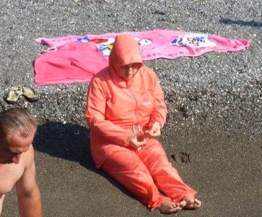 Quần áo họ mặc không để lộ ra bất cứ đường cong nào, nói lên sự tôn trọng dành cho gia đình.