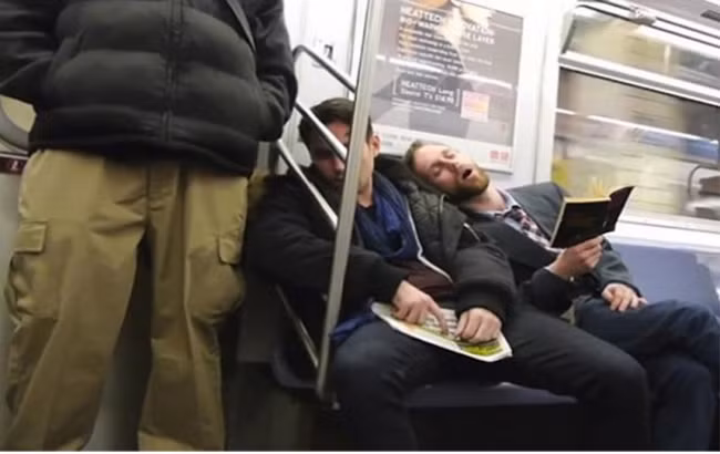 Đang đọc sách đấy, không ngủ đâu nhé.