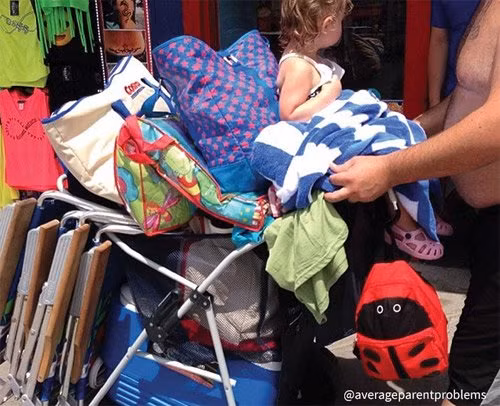 Bố mẹ đi đâu, phải đẩy con theo đấy!