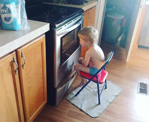 Khi mẹ nhờ bé trông lò nướng... là bé chăm chỉ như này đây!