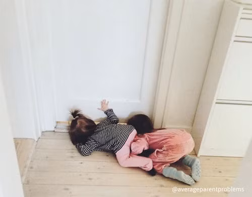 Chẳng biết bố mẹ làm gì trong kia nhỉ?