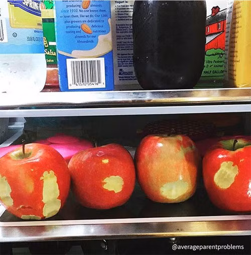 Khi mẹ mở tủ lạnh để tìm một quả táo thì bất ngờ phát hiện ra "chuyên gia ăn vụng".