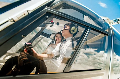 Cặp đôi trong bộ ảnh cưới là Nguyễn Văn Chiến (sinh năm 1991) và Phạm Quỳnh Hương, sinh năm 1990), cả hai đều ở Hà Nội. Cho đến khi bộ ảnh cưới hoàn thành, cặp đôi “phi công – máy bay” này mới nhận ra sự trùng hợp giữa tuổi tác của mình với ý tưởng thuê trực thăng chụp ảnh cưới.