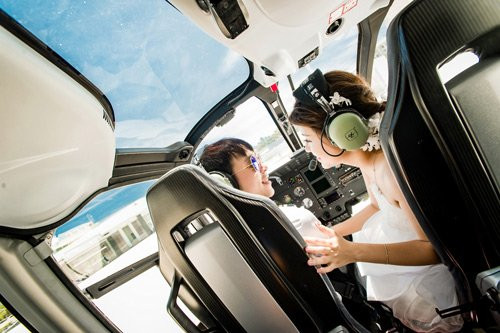 Trước khi quyết định tiến tới hôn nhân, cặp đôi “chị - em” đã có 4 năm tìm hiểu. Hương chia sẻ, cả hai quen nhau trong thời gian học tại Trung Quốc. “Cậu em” mất hai năm theo đuổi mới nhận được cái "gật đầu đồng ý" của cô chị hơn mình một tuổi.