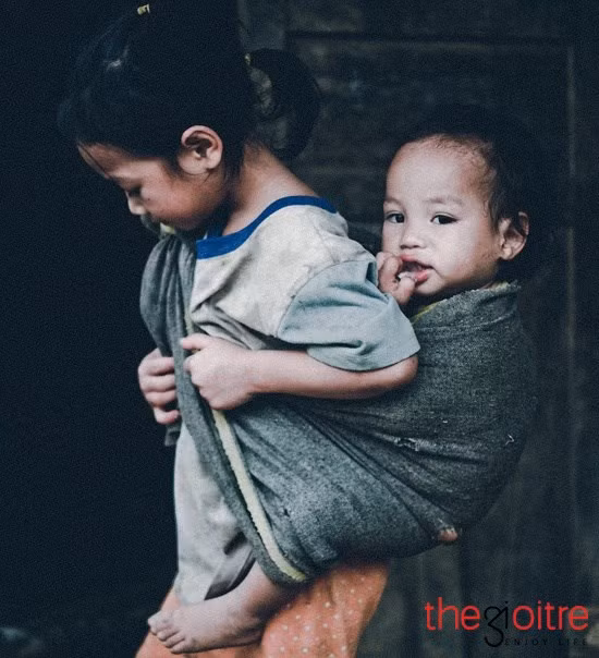 Chia sẻ về quá trình ghi hình, Kim Tho bày tỏ: “Lúc lên bản mình thấy trẻ con ở đây bé tí xíu mà đã địu em trên lưng. Ánh mắt ngơ ngác khi thấy người lạ tới làng làm mình thấy thương lắm. Khi mình bấm máy thì em ấy cứ né suốt, kiểu ngại ngùng nhưng cực dễ thươn. Những khoảnh khắc này khiến mình thêm quý trọng những gì mình đang có”.