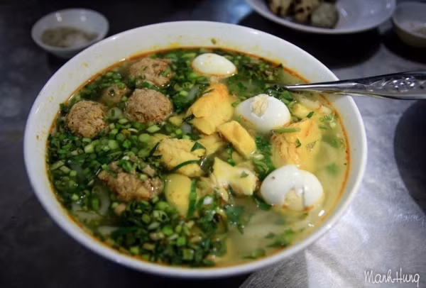 Qua đèo Tà Pứa, đi không xa nữa là đến thị trấn Đạ M’Ri, trở lại QL20. Đến Bảo Lộc, tôi nghỉ chân, thưởng thức bánh canh cá lóc nơi núi rừng Tây Nguyên.