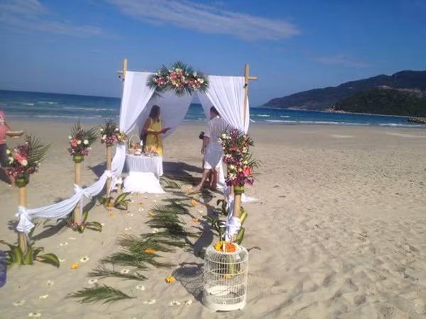 Một đám cưới lãng mạn ngay bờ biển là ý tưởng không tồi.