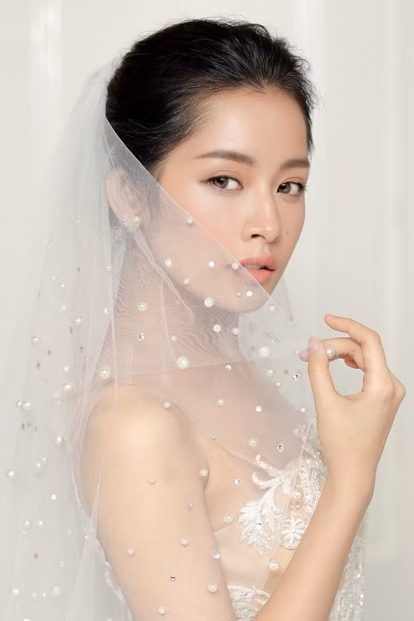 Lúp (khăng choàng đầu) ren lưới được đính ngọc trai mang đến nét sang trọng và quý phái cho cô dâu.