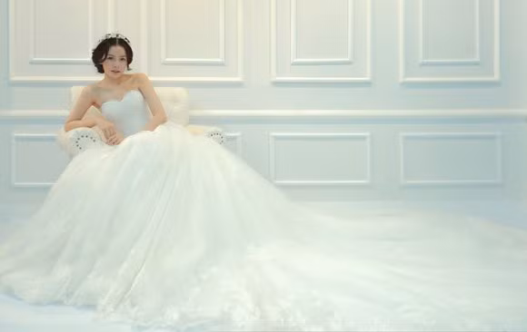 Điểm nhấn là những cánh hoa ren mềm mại ở phần ngực áo dựng áo corset cứng cáp. Một mẫu váy còn được tạo khối 3D cầu kỳ.