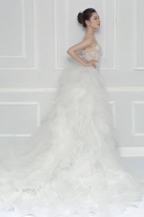 Thiết kế kết ren trong suốt ở ngực áo dành cho các cô dâu gợi cảm, không ngại thể hiện phong cách.