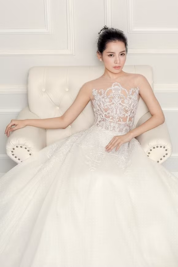 Để đảm bảo độ kiêu sa, quý phái của trang phục cưới, nhà thiết kế tạo kiểu váy xếp bèo nhiều tầng lãng mạn.