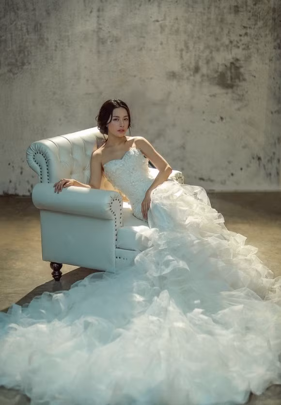 Ngoài ren ép lưới ngoại nhập, nhà thiết kế còn sử dụng vải ren đối xứng. Kỹ thuật rã vải, ghép thủ công chuẩn xác từng đường kim mũi chỉ tạo nên họa tiết đặc sắc cho những bộ đầm trắng tinh khiết.