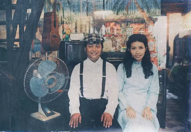 Nhân vật chính trong bộ ảnh cưới độc đáo là chú rể là Bùi Thuật (sinh năm 1985), làm về Công nghệ thông tin, và cô dâu là Minh Hằng (sinh năm 1990), nhân viên ngành Luật. Họ đều có tình yêu da diết với Sài Gòn.