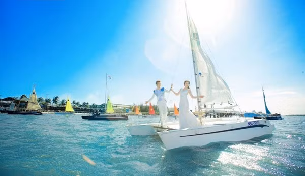 Đến đây, du khách sẽ được chu du trên những chiếc cano, lướt cùng sóng biển bằng thuyền buồm, tham quan, ngắm cảnh trên sông Dinh, tìm hiểu về cuộc sống của các ngư dân trên bè nổi, tham gia các hoạt động gắn liền với sông nước, thưởng thức các món ăn hải sản tươi sống được đánh bắt trên vịnh sông Dinh.