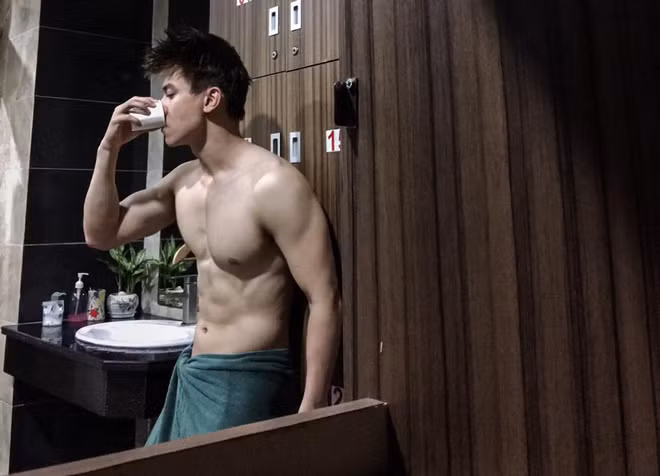 Không chỉ thu hút với khuôn mặt điển trai, Đăng Dũng còn khiến phái nữ mê mẩn bởi body 6 múi của mình.