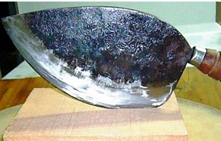 Vụ việc khiến người dân sống trong tòa nhà này hoang mang vô cùng và khiếu nại lên ban quản lý xem xét lại chất lượng công trình kẻo có ngày xui xẻo lúc nào chẳng biết.