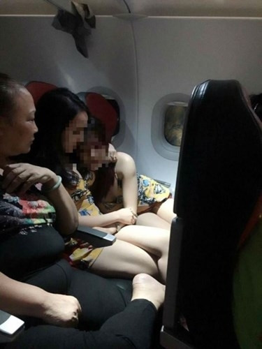 Hai cô gái Việt âu yếm nhau quá đà trên máy bay.