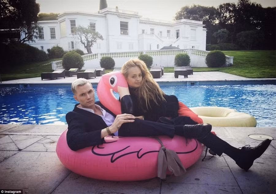 Chị em nhà Paris Hilton cũng đã kịp tận hưởng kỳ nghỉ tại một khu biệt thự siêu sang bên lề Liên hoan phim Cannes tại Pháp vừa qua.