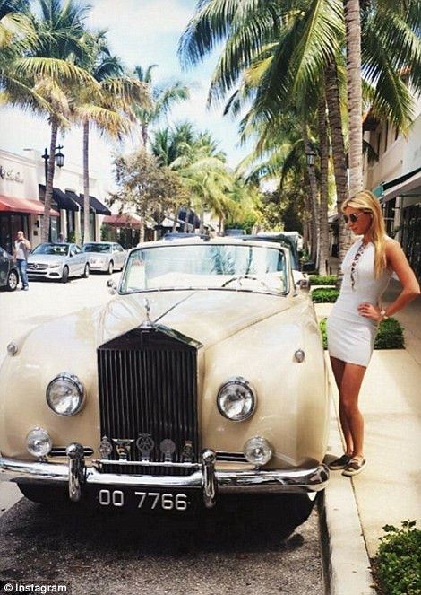 Ally Fusco thưởng thức cuộc sống an nhàn với việc mua sắm ở trung tâm thương mại đắt đỏ nhất thế giới Worth Aveneu ở Florida.