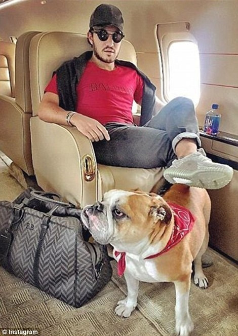 Emir Bahadir có hẳn một máy bay riêng để đến Miami tận hưởng kỳ nghỉ của mình cùng với thú cưng.