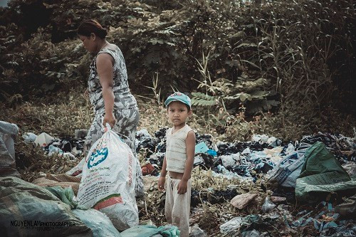 Đứa trẻ ngày ngày theo cha mẹ đến lượm phế liệu mưu sinh.