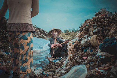 Người lớn cũng đào bới rác và nhờ vào rác để tồn tại.