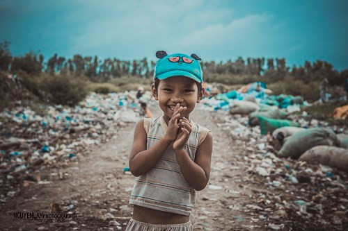 Bộ ảnh "Những đứa trẻ mưu sinh ở bãi rác" được nhiếp ảnh Hương Nguyên tình cờ chụp tại một bãi rác ở tỉnh Kiên Giang. Không được đến trường, không được vui đùa cùng bạn bè, công việc của các em là ngày ngày nhặt rác để kiếm sống.