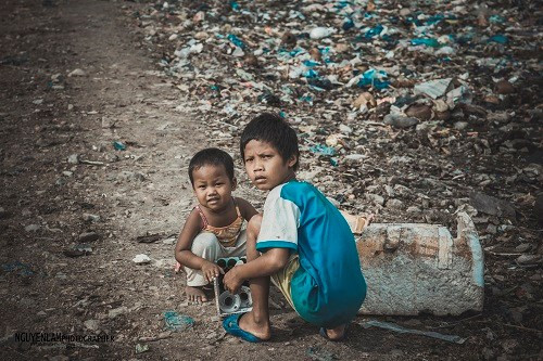 Những đứa trẻ với làn da cháy nắng và bán đi tuổi thơ ở chính những bãi rác này.