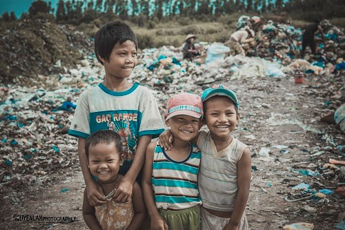 Có một sự thật rằng, những đứa trẻ đang có nguy cơ đối mặt với những căn bệnh về da liễu, bệnh hô hấp và các bệnh về đường tiêu hóa khi tiếp xúc với những loại rác này mà chúng vẫn không hề hay biết.