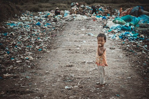 Ánh mắt trẻ thơ, vóc dáng tội nghiệp khi đứng giữa những đống rác.