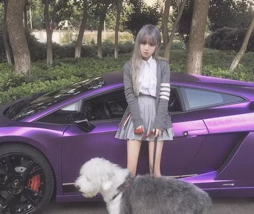 Sở hữu thân hình nhỏ nhắn, đôi chân dài thẳng tắp và khuôn mặt xinh như búp bê là những gì dân mạng Đài Loan (Trung Quốc) nhìn thấy ở hot girl nổi tiếng này.